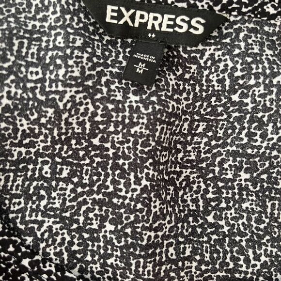 EXPRESS black/white pattern polyester blouse w/flutter sleeves, split neck, sz M - Picture 7 of 7